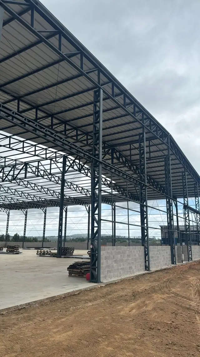 Estrutura de galpão coberta com telha trapezoidal