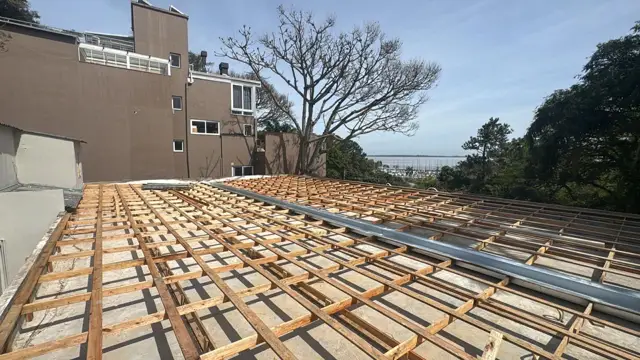 Telhado em montagem sobre estrutura de madeira